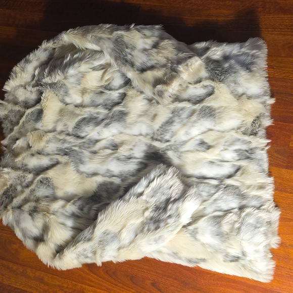 BCBGeneration Elegant Faux Fur Coat in Gray and Cream - Picture 3 of 3